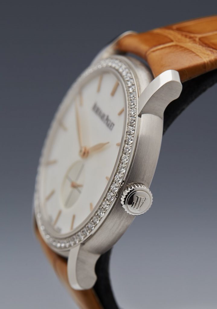 The diamond bezels make the timepieces look sparkling and noble. 