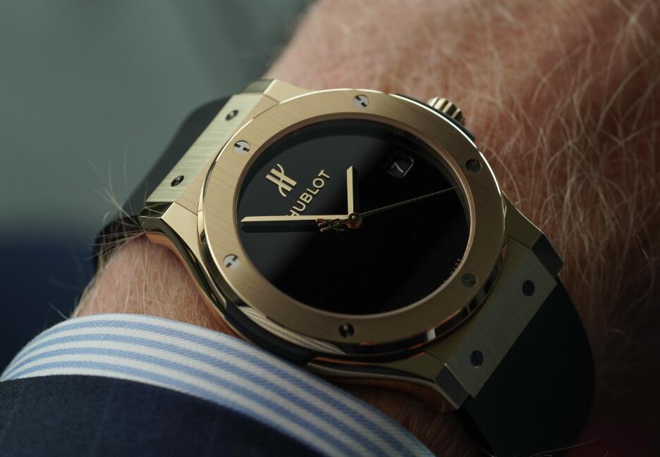 Hot replica watches show luxury with gold material.